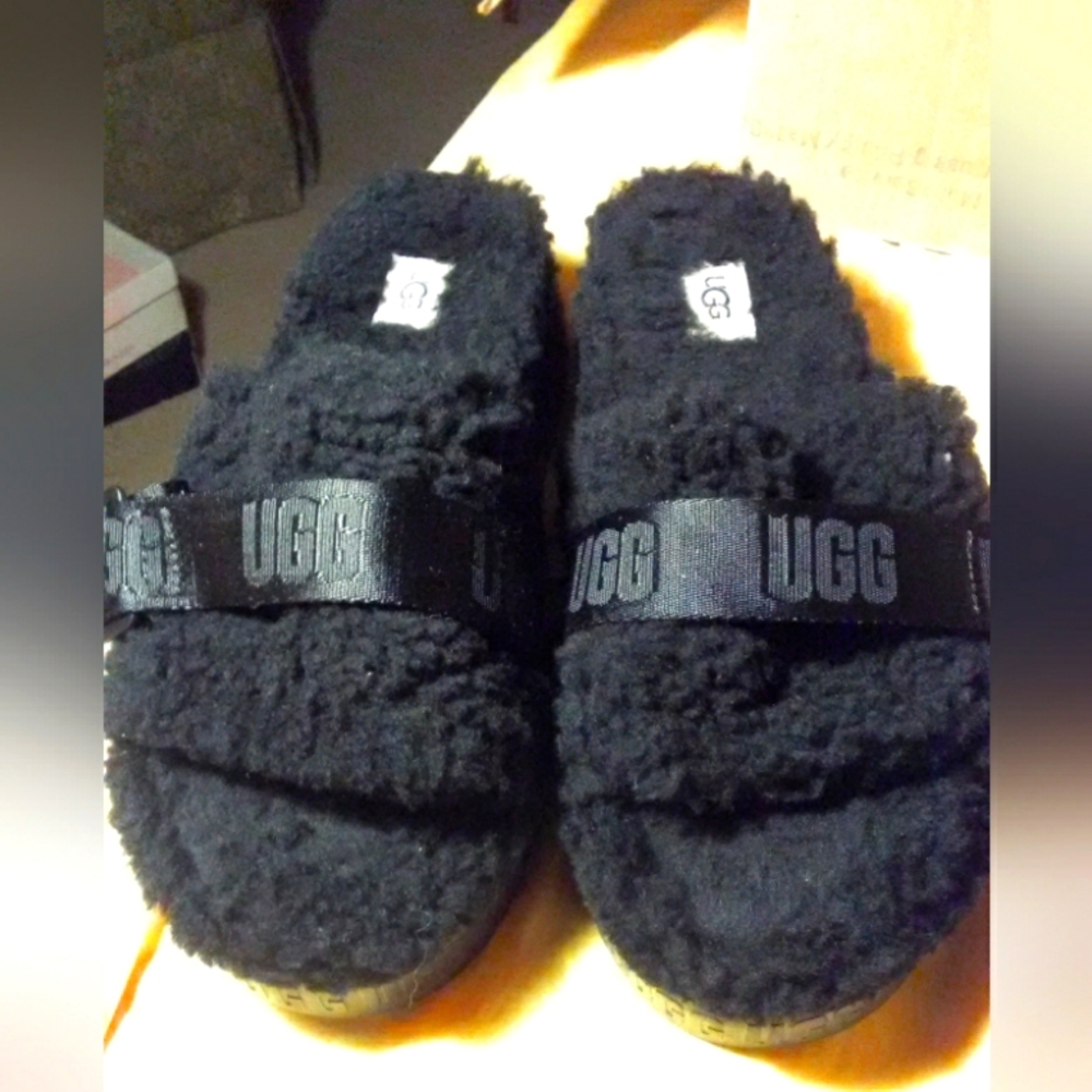BNWOT BLACK UGGS ADJUSTABLE STRAPS SO FUZZY FURRY LAMB FUR 2 1/2 in. Height SZ.9